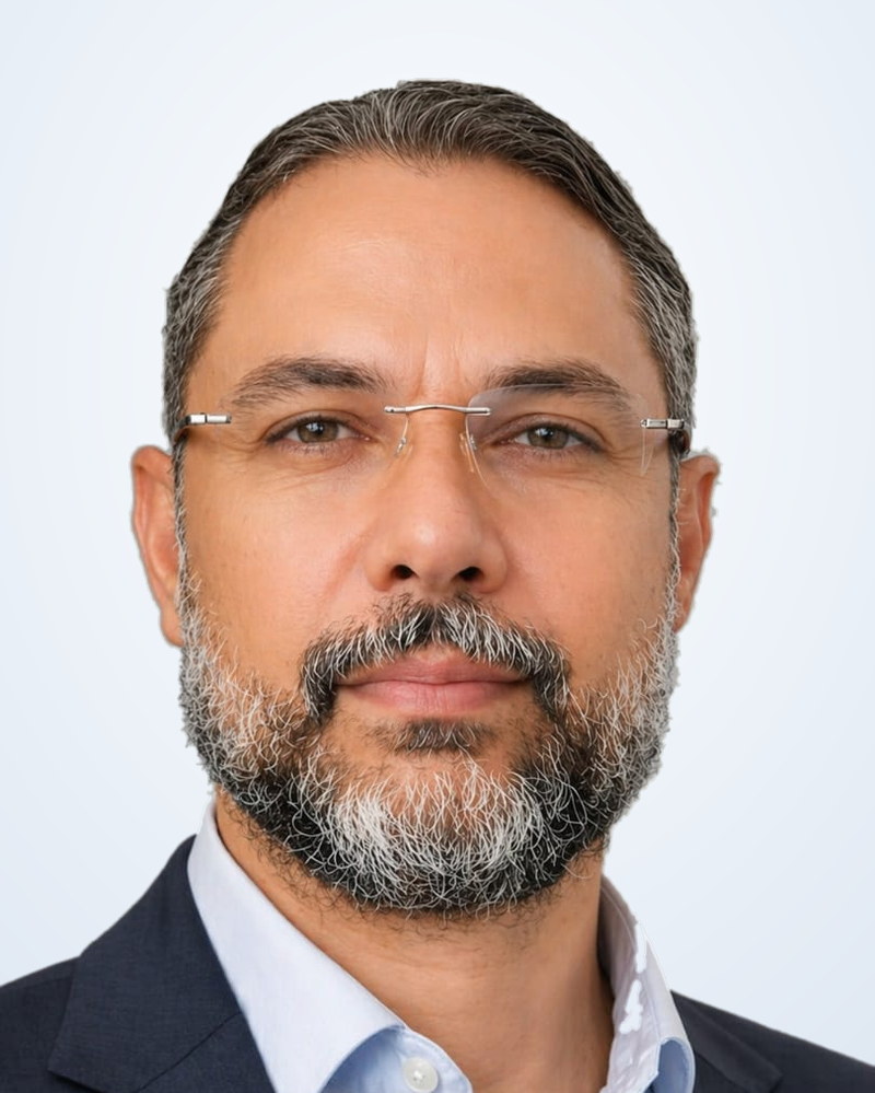 Retrato de Jacson Montenegro de terno azul-marinho
